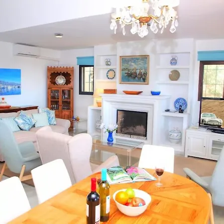 4 Bed Private Pool Bermeja וילה
